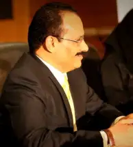 الشاعر الدكتور عبد الولي الشميري يكتب قصيدة الزيف