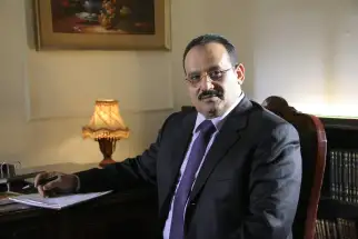 لعَينيها، قصيدة يكتبها الشاعر الدكتور عبد الولي الشميري