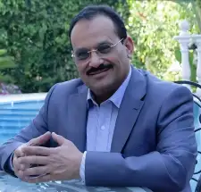 لعَينيها.. قصيدة يكتبها الدكتور عبد الولي الشميري