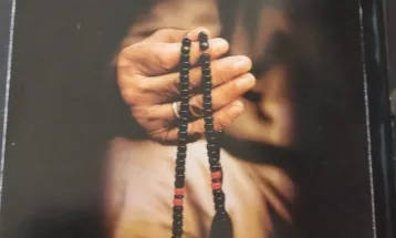 انكسارات على حبات المسبحة‐