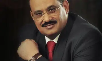 الشاعر عبد الولي الشميري يكتب قصيدة (مسقط)