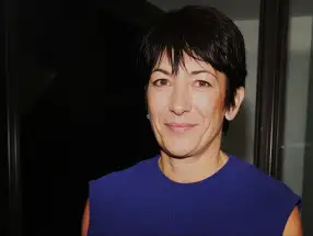 سيدة الصالون… أم كاهنة الفساد في عصر الانحطاط؟